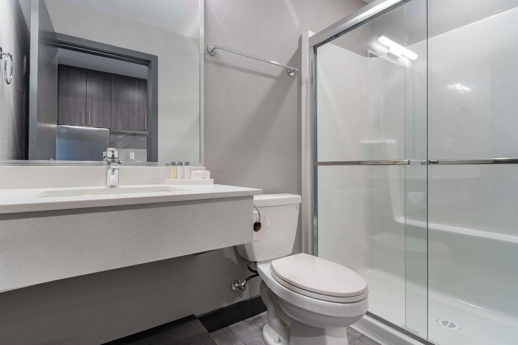 The Hue Hotel, Ascend Hotel Collection Kamloops Bagian luar foto