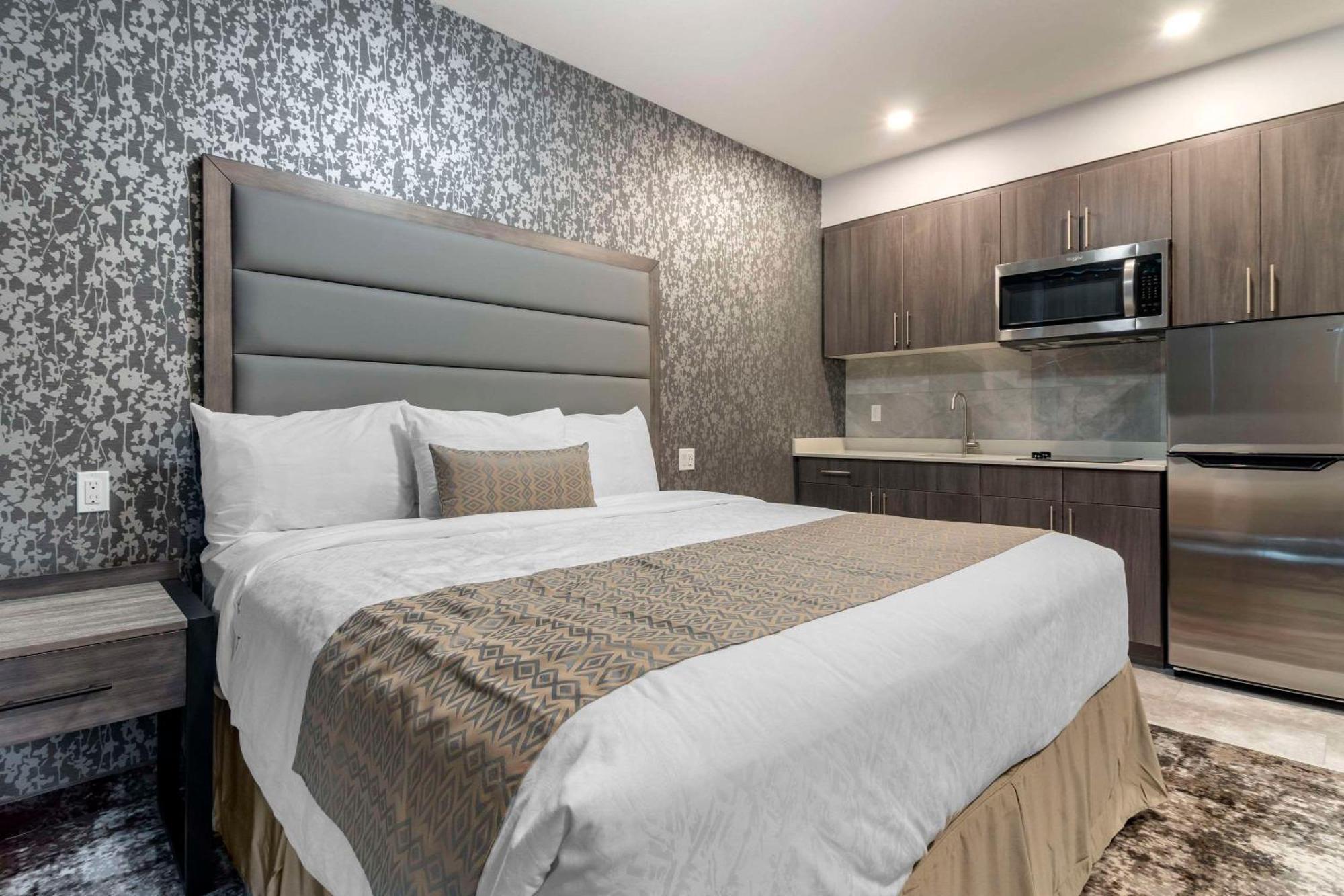 The Hue Hotel, Ascend Hotel Collection Kamloops Bagian luar foto