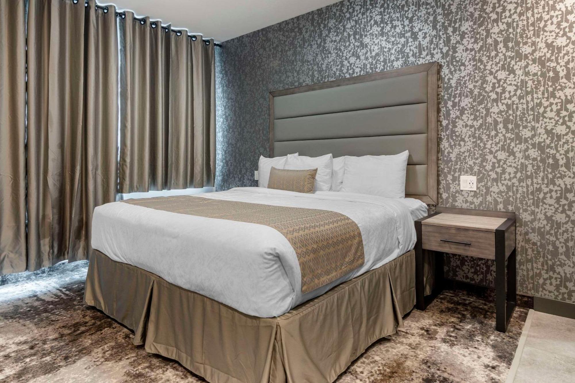 The Hue Hotel, Ascend Hotel Collection Kamloops Bagian luar foto