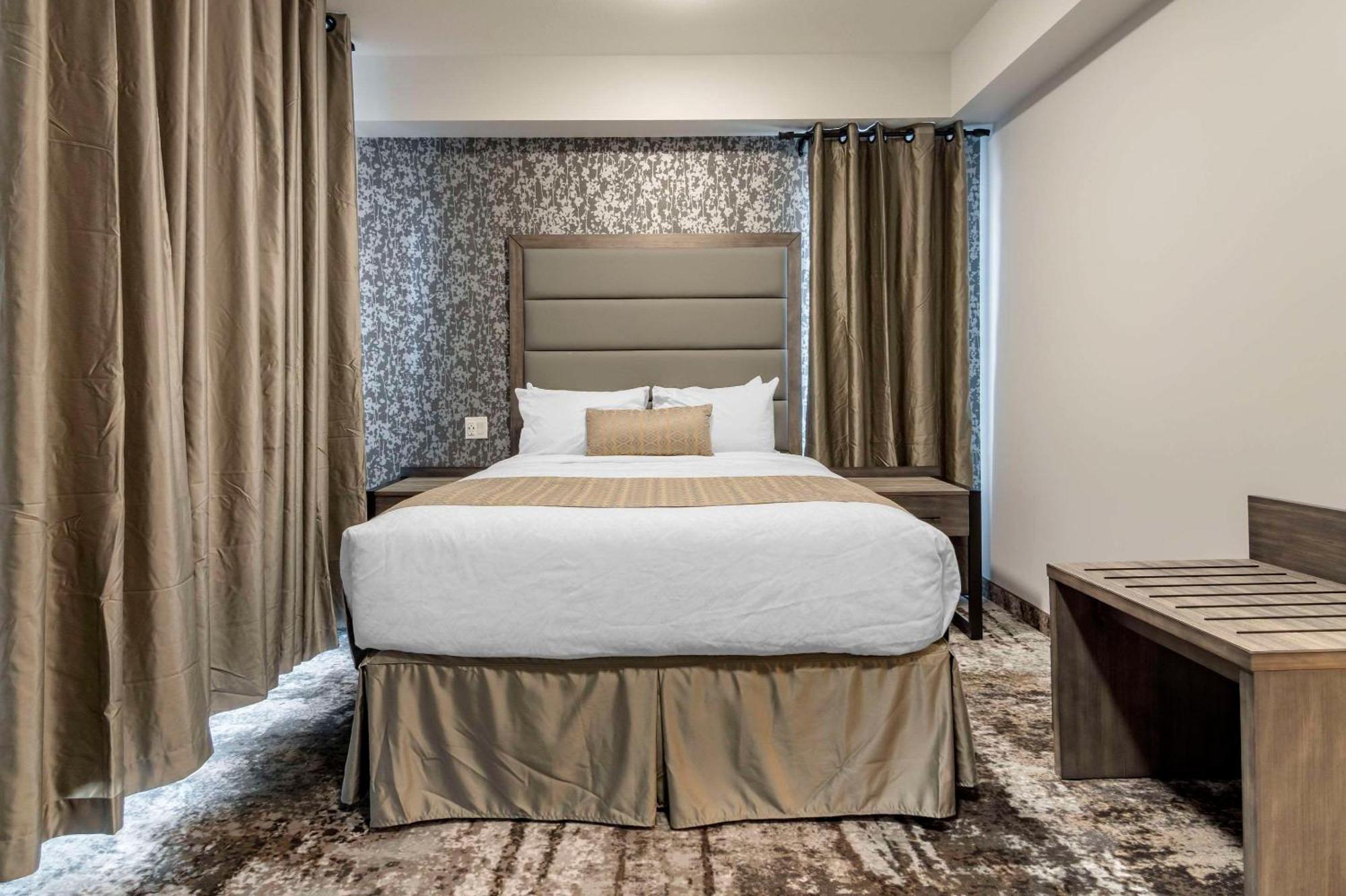 The Hue Hotel, Ascend Hotel Collection Kamloops Bagian luar foto